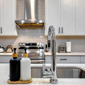 Stylish/4bedroom/freeparking/indoorfireplace , Calgary Canada